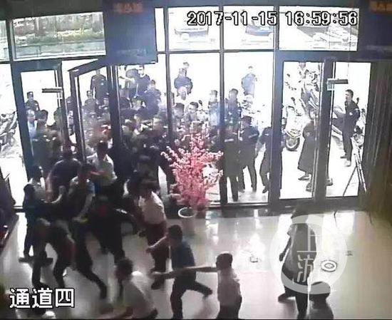 ▲视频截图显示，售楼部大门一开，双方迅速产生冲突。