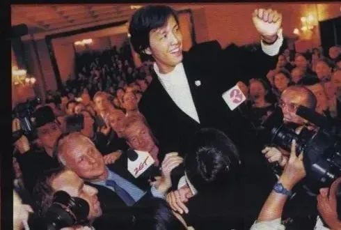 ·李云迪年少成名，备受关注。