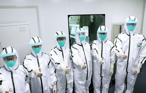 4月26日，江苏省南通市疾控中心病原微生物实验室检测组的部分成员在实验室外留影 许丛军摄/本刊