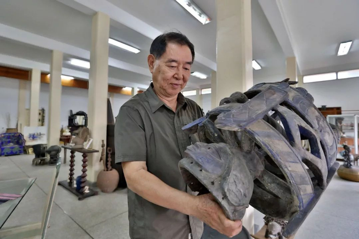  在多哥洛美艺术品商店，谢燕申在查看贝宁顶饰面具。新华社记者&nbsp;王腾 摄