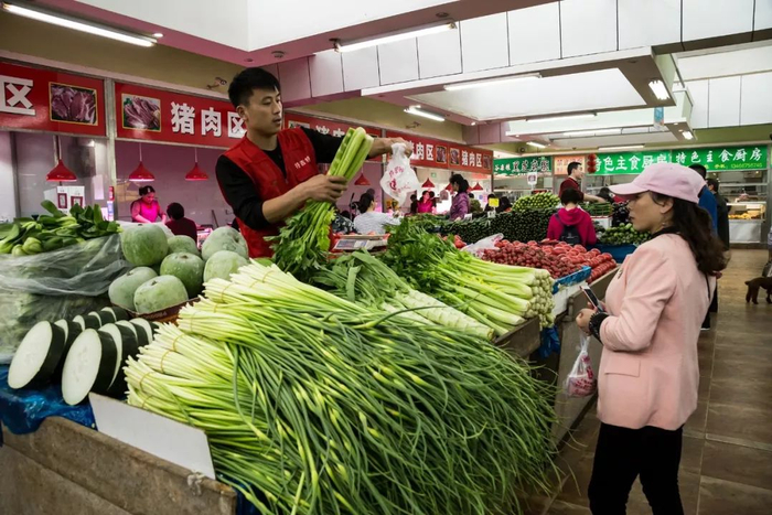  ▲ 来自北京新发地市场的各类蔬菜，会进一步进入北京的各个大小菜市场。摄影/何嵘