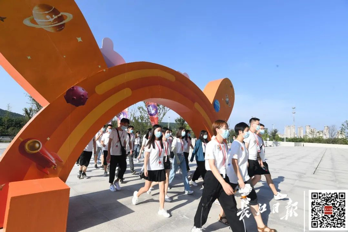 8月18日， 小米武汉总部200名应届毕业生集体入职活动，在位于光谷的小米武汉总部大楼园区举行，200名新员工成为新一代武汉小米人。记者高勇 通讯员马丹妮摄