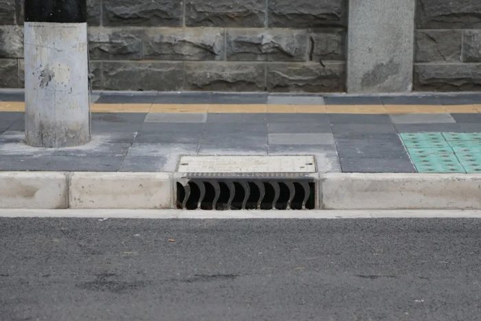 洛川路（泾惠路—沪太路）道路上的雨水孔