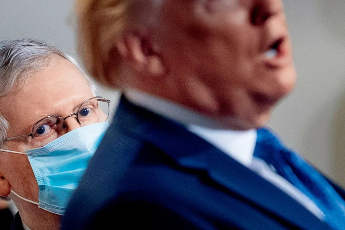 （资料图）特朗普（右）与米奇·麦康奈尔。&nbsp;图/人民视觉