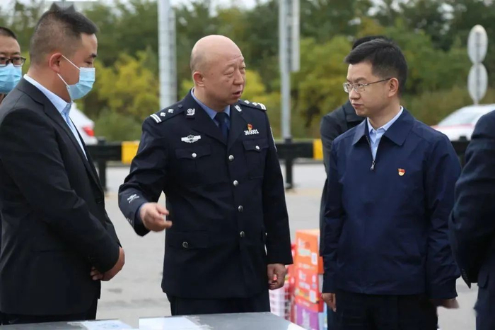  去年10月1日，龚雪飞调研全县道路交通工作