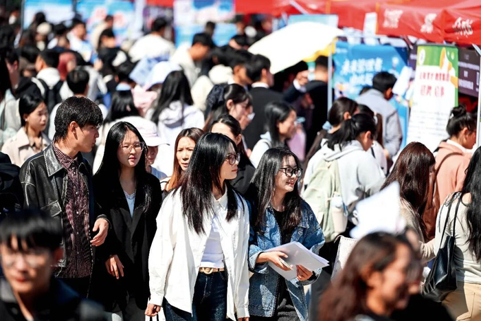 3月26日，云南省2026年公费师范生招聘会在云南师范大学呈贡校区举行。 图/中新
