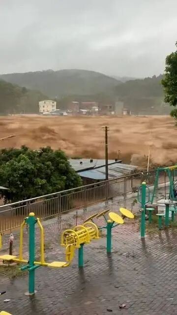  六蓝水库出现缺口，洪水席卷下游村庄。