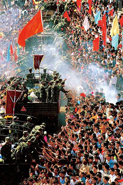 在“九八”抗洪抢险斗争中，人民解放军和武警部队官兵不畏艰险，英勇奋战，发挥了中流砥柱作用。 图为九江人民惜别完成抗洪抢险任务回撤的亲人子弟兵。 欧阳萍/摄