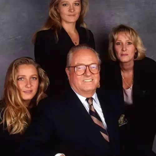 ·老勒庞和他的女儿们，左一为勒庞。