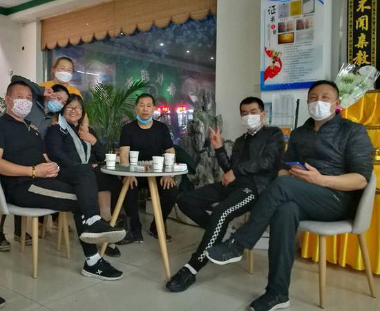  老兵、小手、小马和付广荣在大胜子的店里。受访者供图。