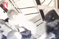 14岁女生公交车上一招“锁喉” 制服咸猪手