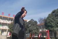 “塞纸”男孩被赶出学校?校方拒答