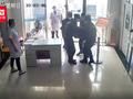 武警搭人力担架抢救休克孕妇 网友:这个担架真暖心