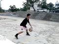 独臂篮球少年与易建联交流球技 并获赠签名球衣