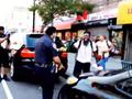 现场!纽约白人警察粗暴制服黑人抗议者 并掏出电击枪射击