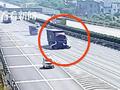 货车高速突然变道撞小车推行800米 司机振振有词:我正常行驶