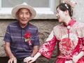 新娘握着爷爷的手陪他坐在院子里 两人的对话让人笑着笑着就哭了