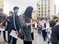 50秒看国产新冠疫苗紧急接种现场:填表登记缴费 市民有序排队