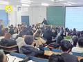 大学课堂堪比发布会 学生狂拍PPT做笔记