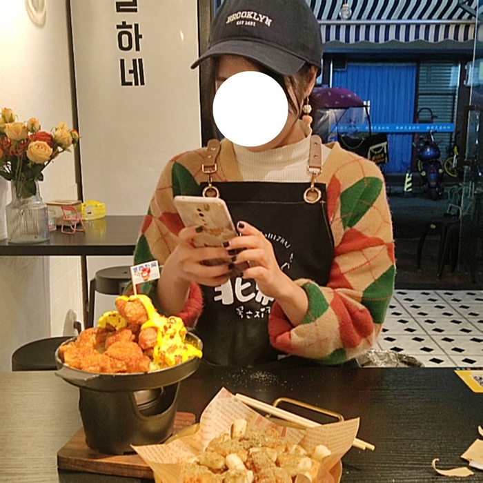 小艾在炸鸡店兼职遇到过生日，店主姐姐做了芝士锅帮她庆祝。 受访者供图