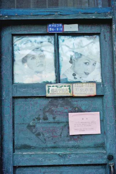  ▶郴州苏仙区 711 矿生活区（华湘社区），人去楼空，多年前的明星海报依旧保存完好。