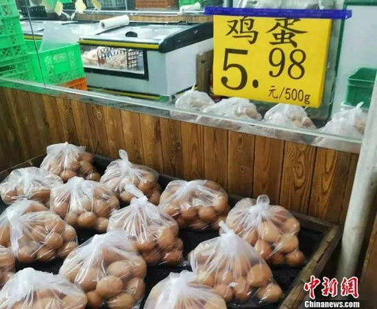 北京市西城区某超市鸡蛋价格。中新网记者 谢艺观 摄