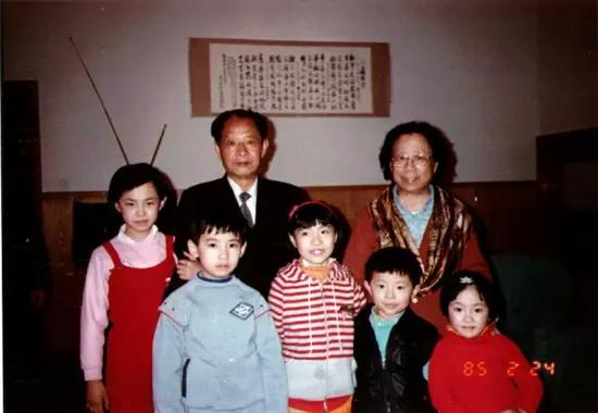 ▲胡耀邦夫妇与家里第三代合影（胡知鸷供图）