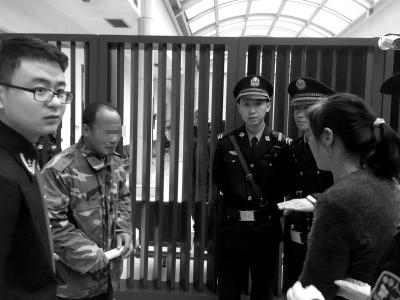 庭外夫妻碰面，张某手中握着谅解书流下泪水。京华时报记者郑羽佳摄