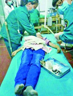 护士正在对女孩进行抢救。