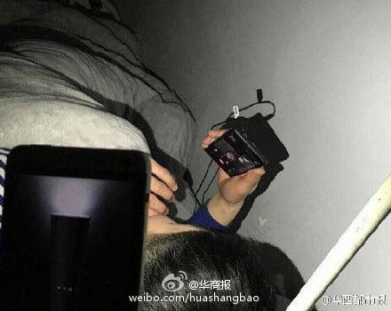 上铺兄弟为其举灯照明