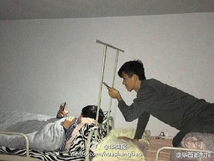 上铺兄弟为其举灯照明