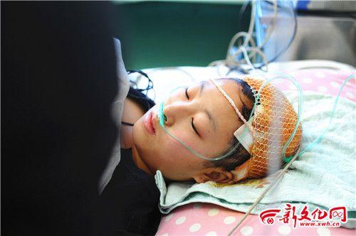 女孩下夜班被狂砍 五小时手术缝合数百针中指短一截