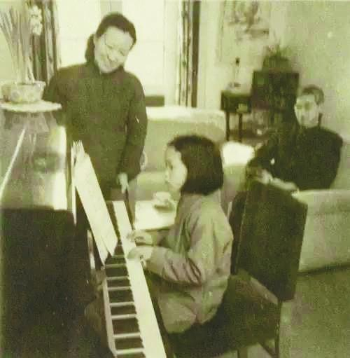 &nbsp;&nbsp;&nbsp;&nbsp;郭永怀、李佩夫妇陪女儿弹钢琴