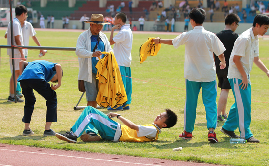 某学校学生在参加完中招体育考试后累倒在地。CFP供图