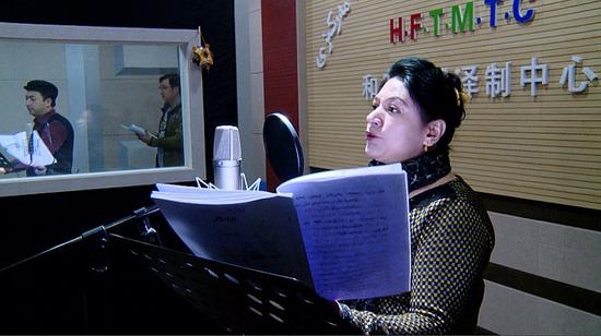 　　和田电视台维语影视译制中心的工作人员正在为在内地热播的电视剧进行配音。编译的文艺作品不仅增加了和田电视台优秀维吾尔语电视节目的供给，也为丰富当地群众精神文化生活发挥重要作用。千龙网记者 郑涛 摄