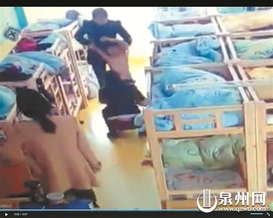 2名老师一起强行脱光男童衣服