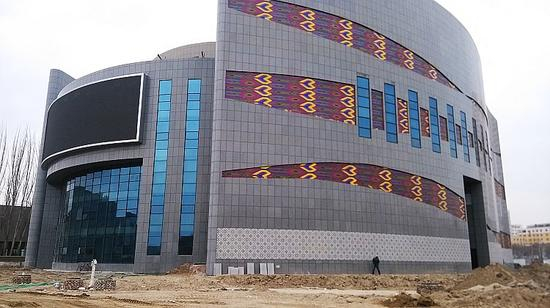 　　被当地群众亲切称为“沙漠玫瑰”的和田文化中心目前已进入最后装修，作为援建交钥匙项目，这座包括文化馆、博物馆、图书馆的建筑群将于2016年上半年全部完工投入使用。建成后将成为区域文化中心，有利于提升和田城市形象，丰富人民群众的文化生活。千龙网记者 郑涛 摄