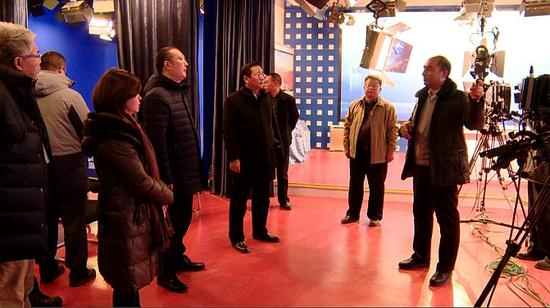 　　1月5日，由北京市网信办组织北京十几家网络新媒体近20人一行，走进和田地区电视台参观采访。千龙网记者 郑涛 摄