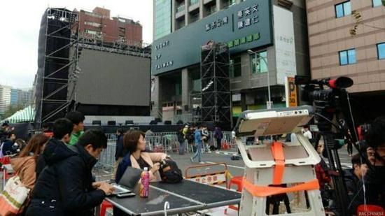 民进党党部外已经搭建好舞台。