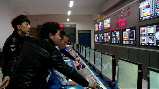 　　走进和田地区电视台演播室，全新的演播设备和工作理念，让这里的广大职工工作劲头十足。千龙网记者 郑涛 摄