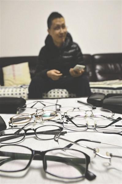 王先生的各种度数的老花眼镜