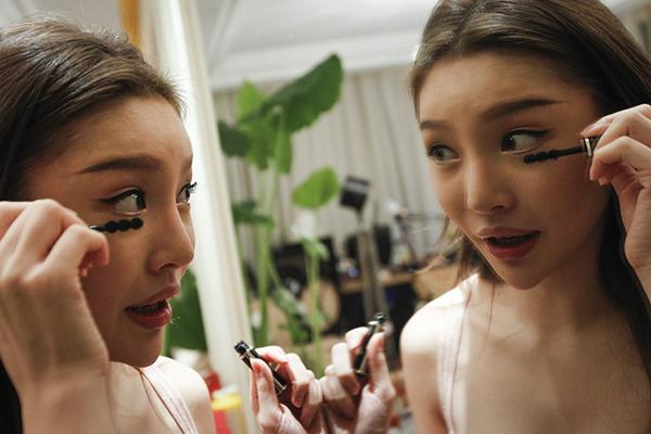 　　2016年1月14日，上海，为了做直播，丁瑶每天要花一个多小时来化妆。 本文图片 澎湃新闻记者 高征 图