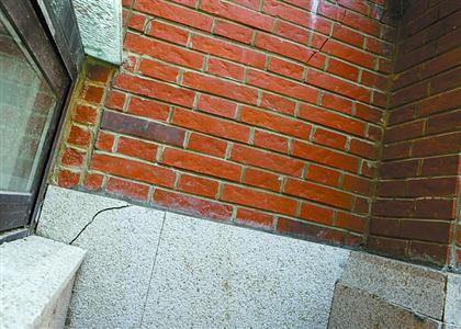 因为承重墙被削，不少业主房屋外墙出现裂缝。