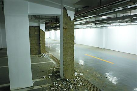 承重墙的混凝土已经被削掉