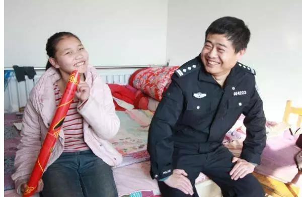 牺牲政委薛永清生前和他资助的贫困学生在一起