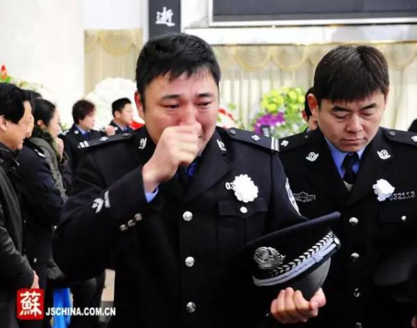 民警含泪告别战友：江苏徐州一民警遇歹徒袭击牺牲