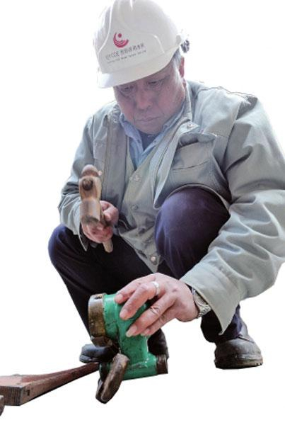 加班加点抢修。春城晚报记者刘筱庆/摄