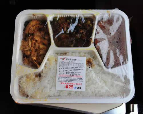 ▲ 25元一份的红烧牛肉套餐，肉菜模糊，馅料油腻
