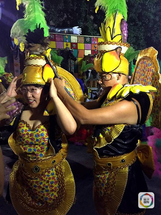 方阵队员帮陈菁穿戴服装