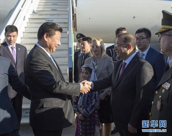 　　图为：2015年11月14日，国家主席习近平抵达土耳其安塔利亚，应土耳其共和国总统埃尔多安邀请，出席二十国集团领导人第十次峰会。这是土耳其儿童向习近平主席献花。新华社记者 李学仁 摄